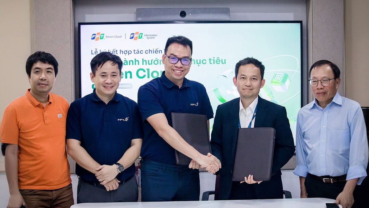 Representatives of FPT Smart Cloud and FPT IS exchanged the cooperation document.