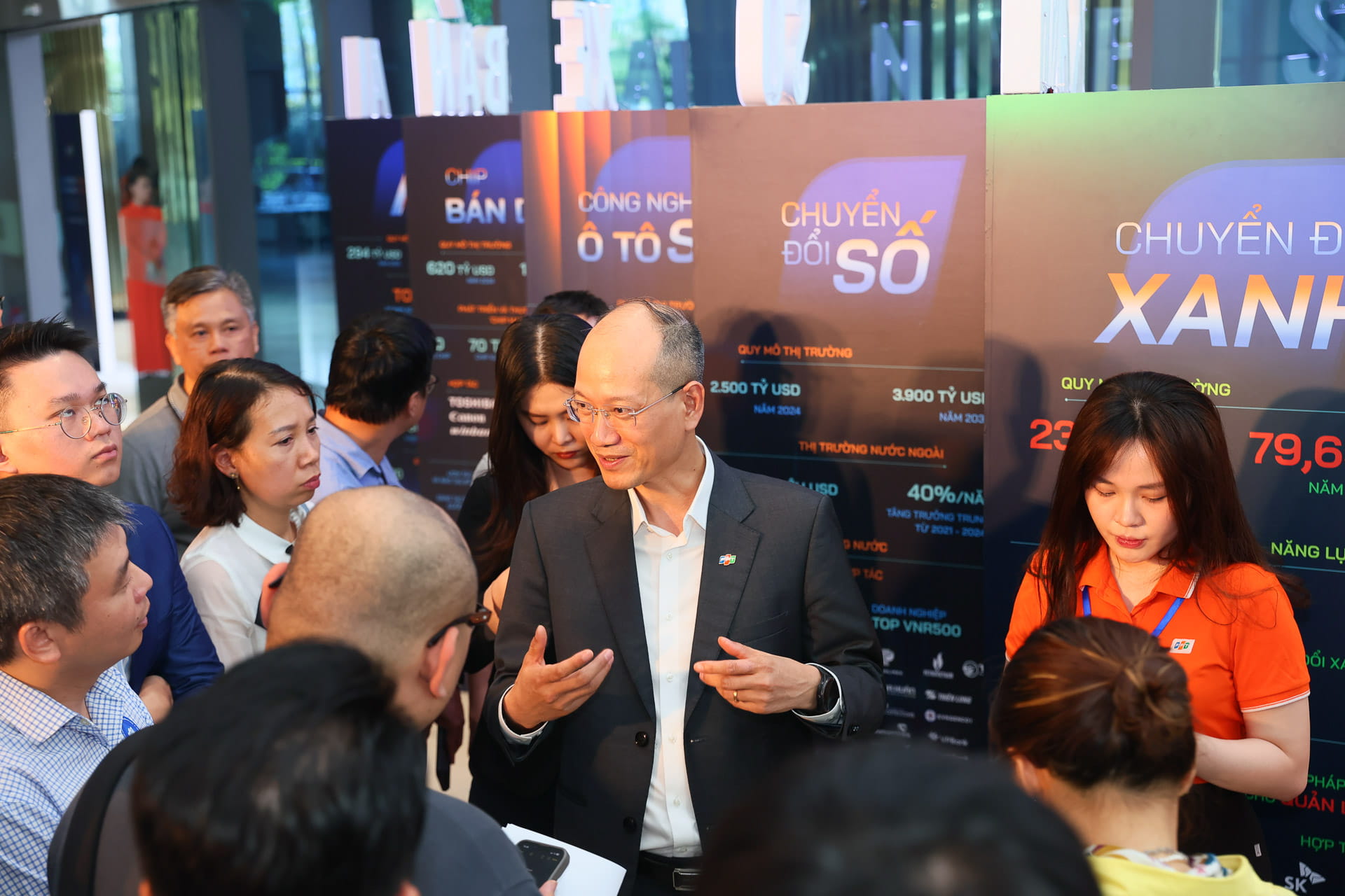 FPT Deputy CEO Nguyen The Phuong discussing the Group’s key technologies.