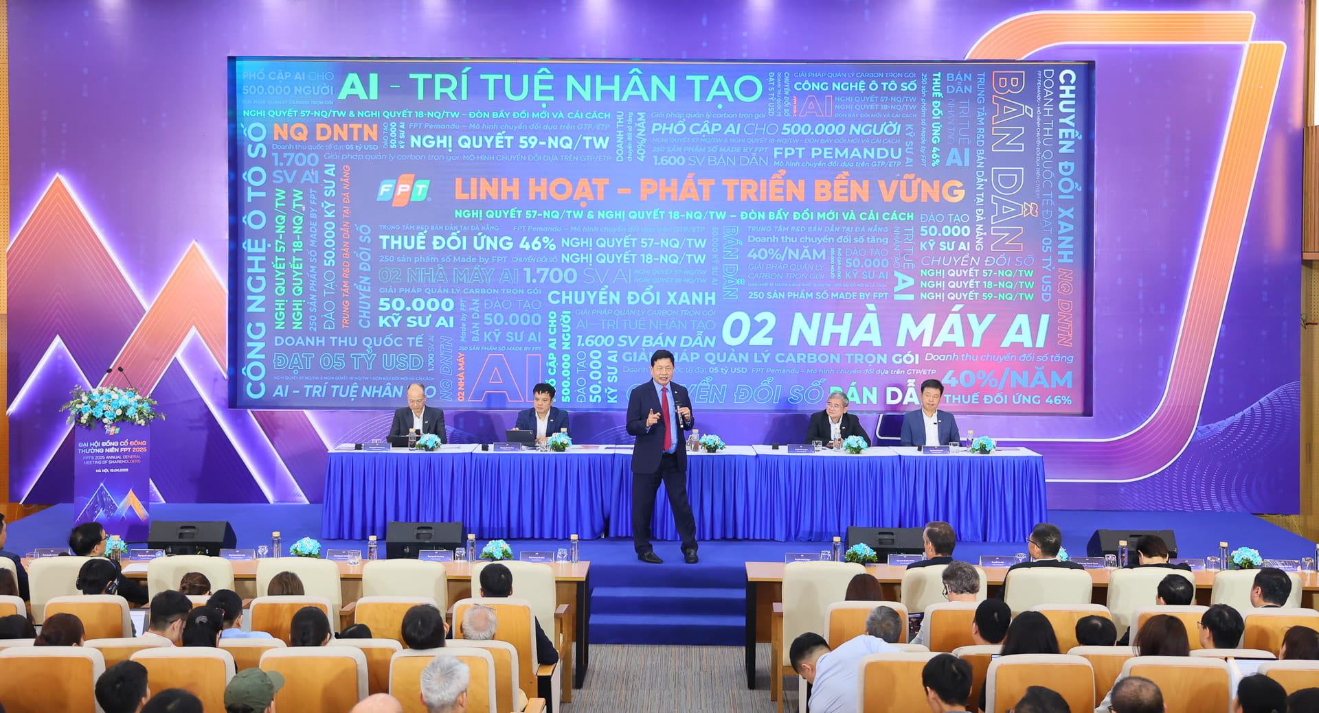 Chairman Truong Gia Binh sharing FPT’s 2025–2027 strategic vision.