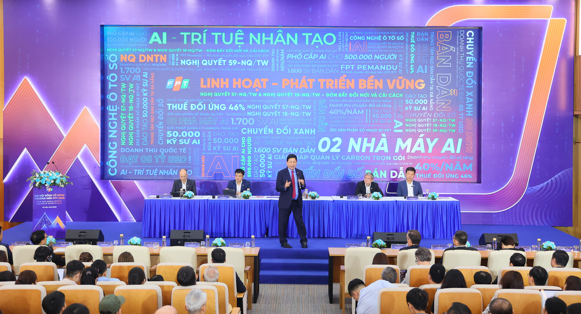Ông Trương Gia Bình chia sẻ về tầm nhìn chiến lược FPT 2025 - 2028, kiên định với chiến lược AI BÁN XE SỐ XANH