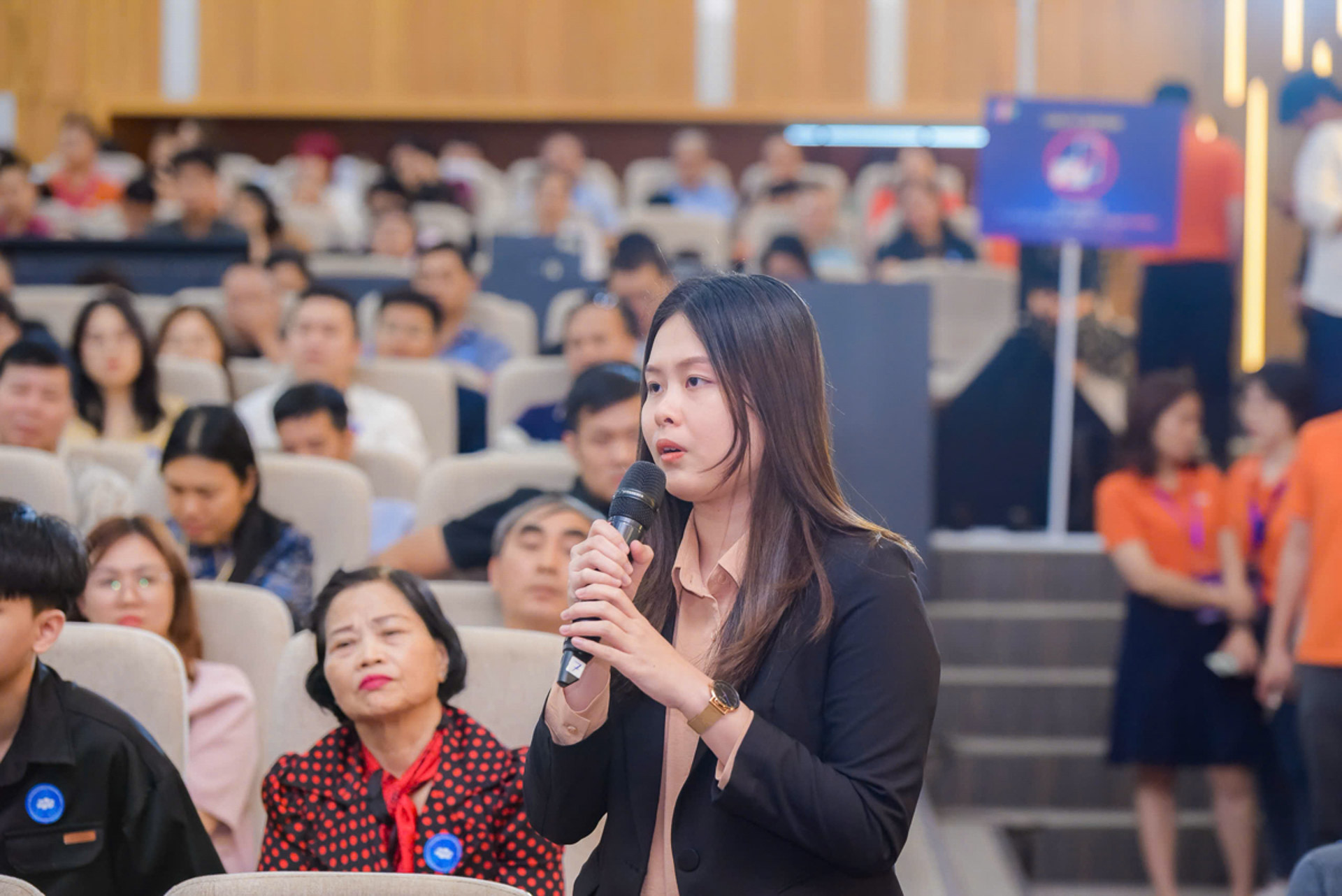 Đại biểu tham dự chất vấn về kế hoạch kinh doanh của FPT, nhấn mạnh về các biến động trên trường quốc tế.