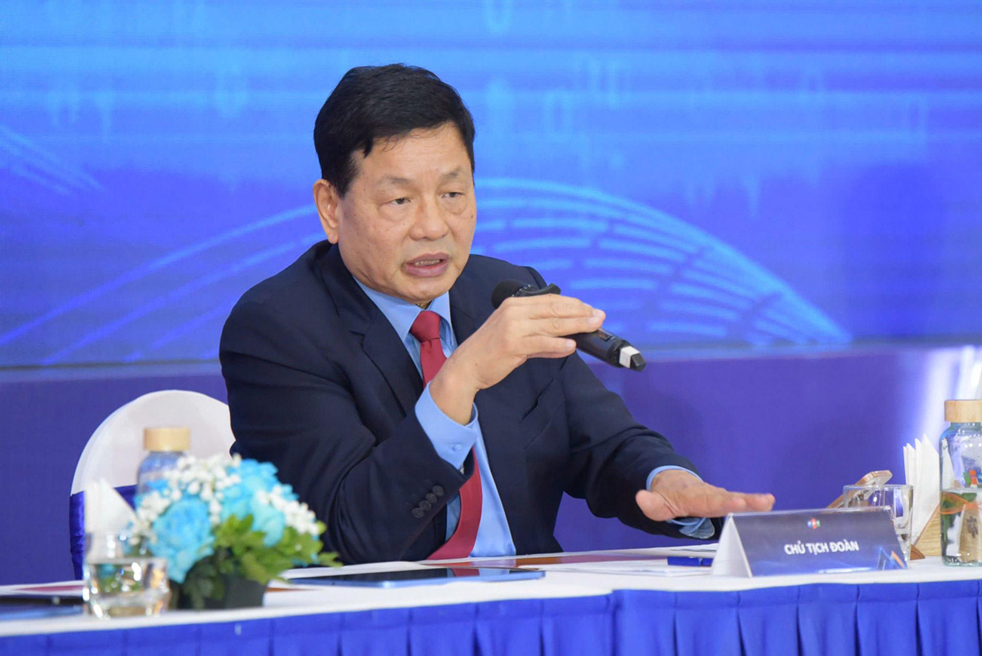 Ông Trương Gia Bình trả lời chất vấn tới từ đại biểu, cho biết FPT kiên định với chiến lược AI BÁN XE SỐ XANH
