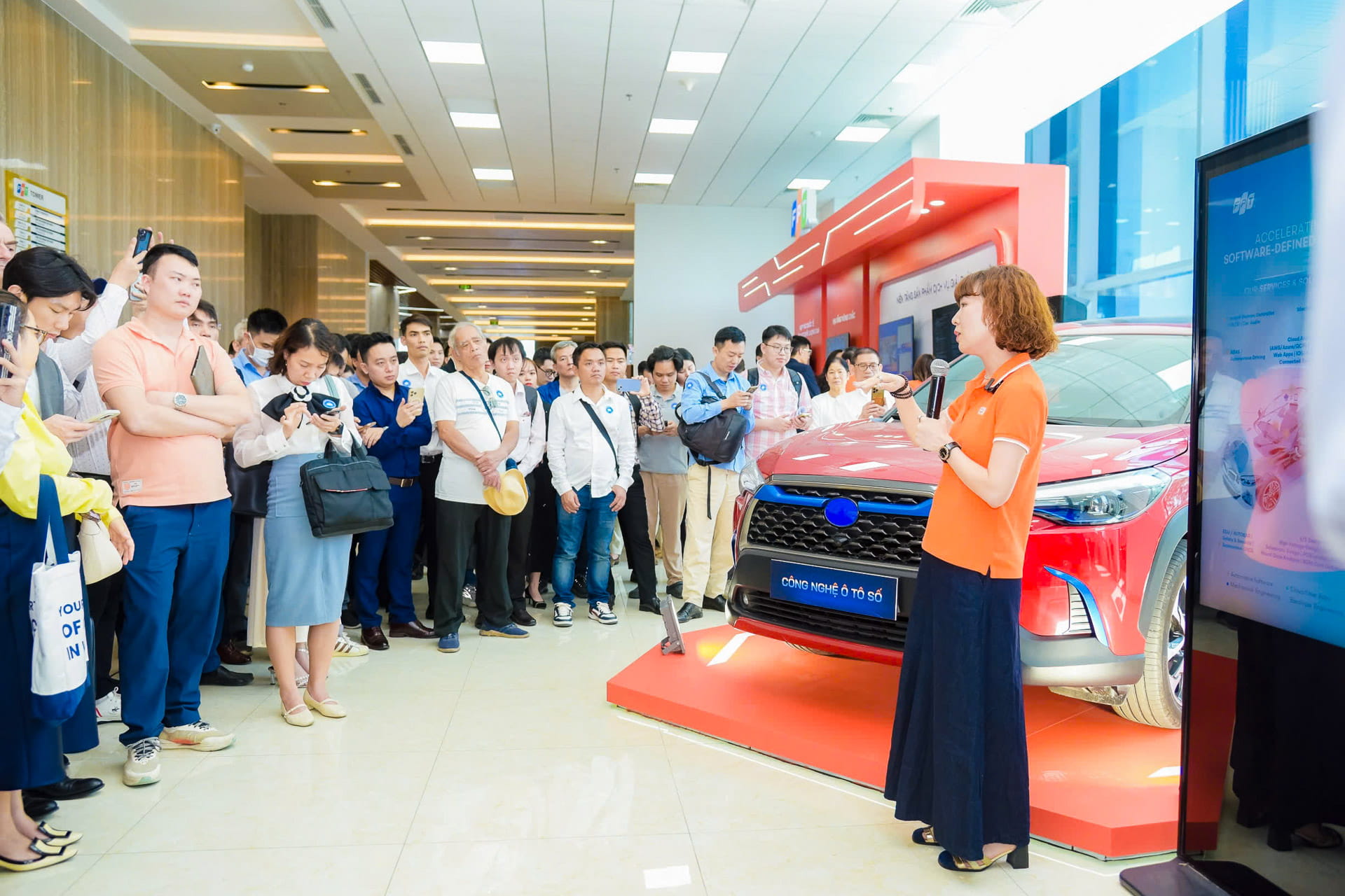 Bên lề hội thảo, FPT giới thiệu với các đại biểu về các công nghệ mũi nhọn mà Tập đoàn đang phát triển