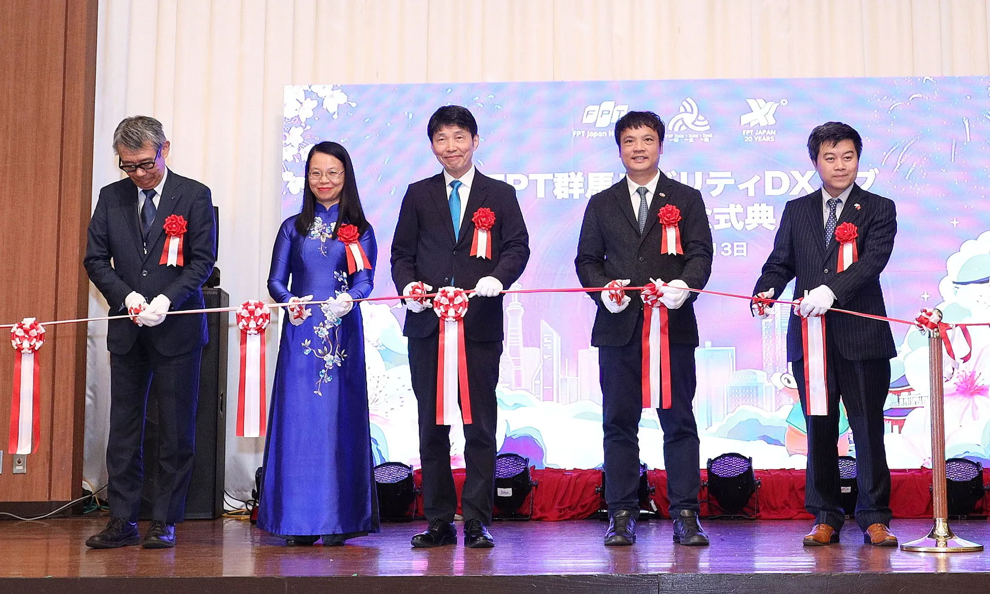 FPT leaders cut the ribbon at the inauguration ceremony of FPT Gunma Mobility DX Hub.