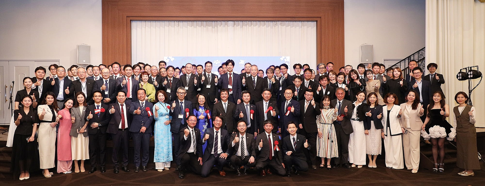 Đại biểu từ chính quyền địa phương, đại sứ quán, khách hàng và lãnh đạo FPT trong sự kiện khánh thành văn phòng FPT Gunma Mobility DX Hub.