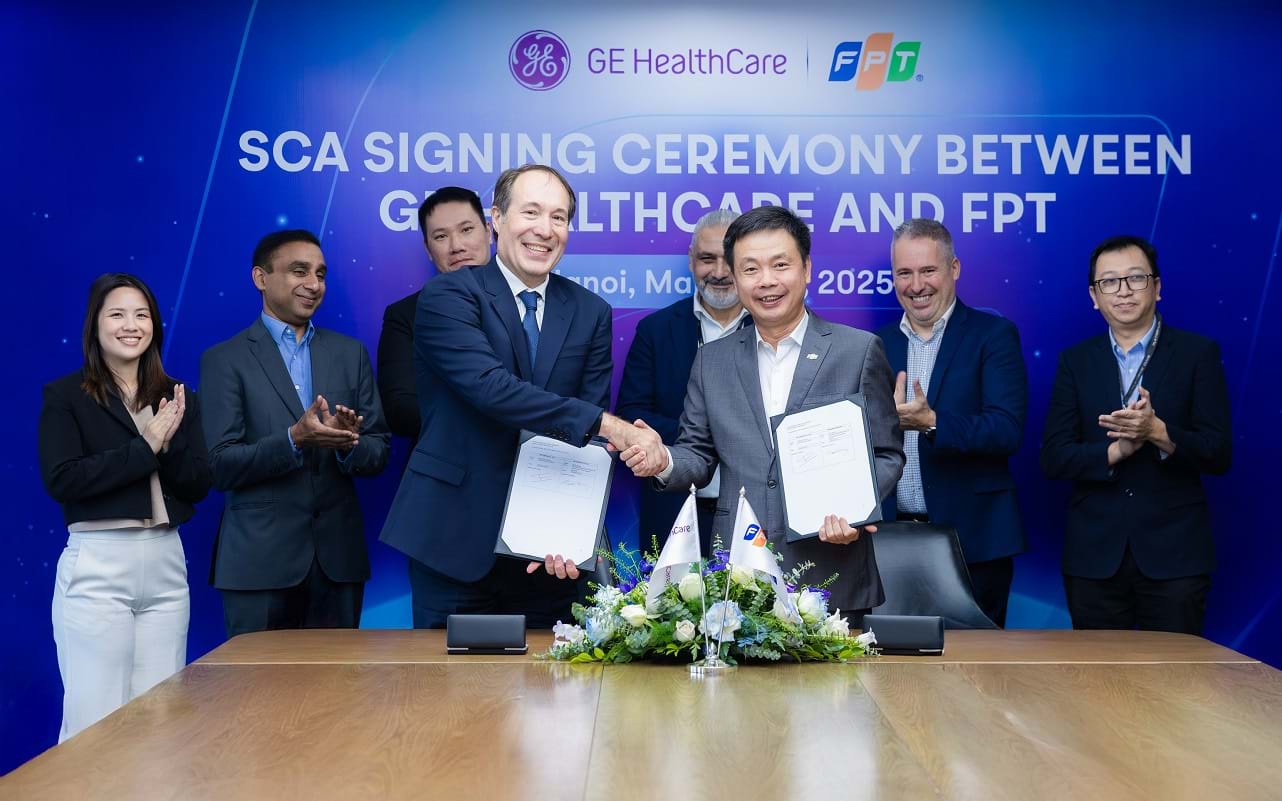 Ông Mark Stoesz, đại diện GE HealthCare International (trái) và ông Phạm Minh Tuấn, đại diện Tập đoàn FPT, thực hiện nghi thức ký kết.