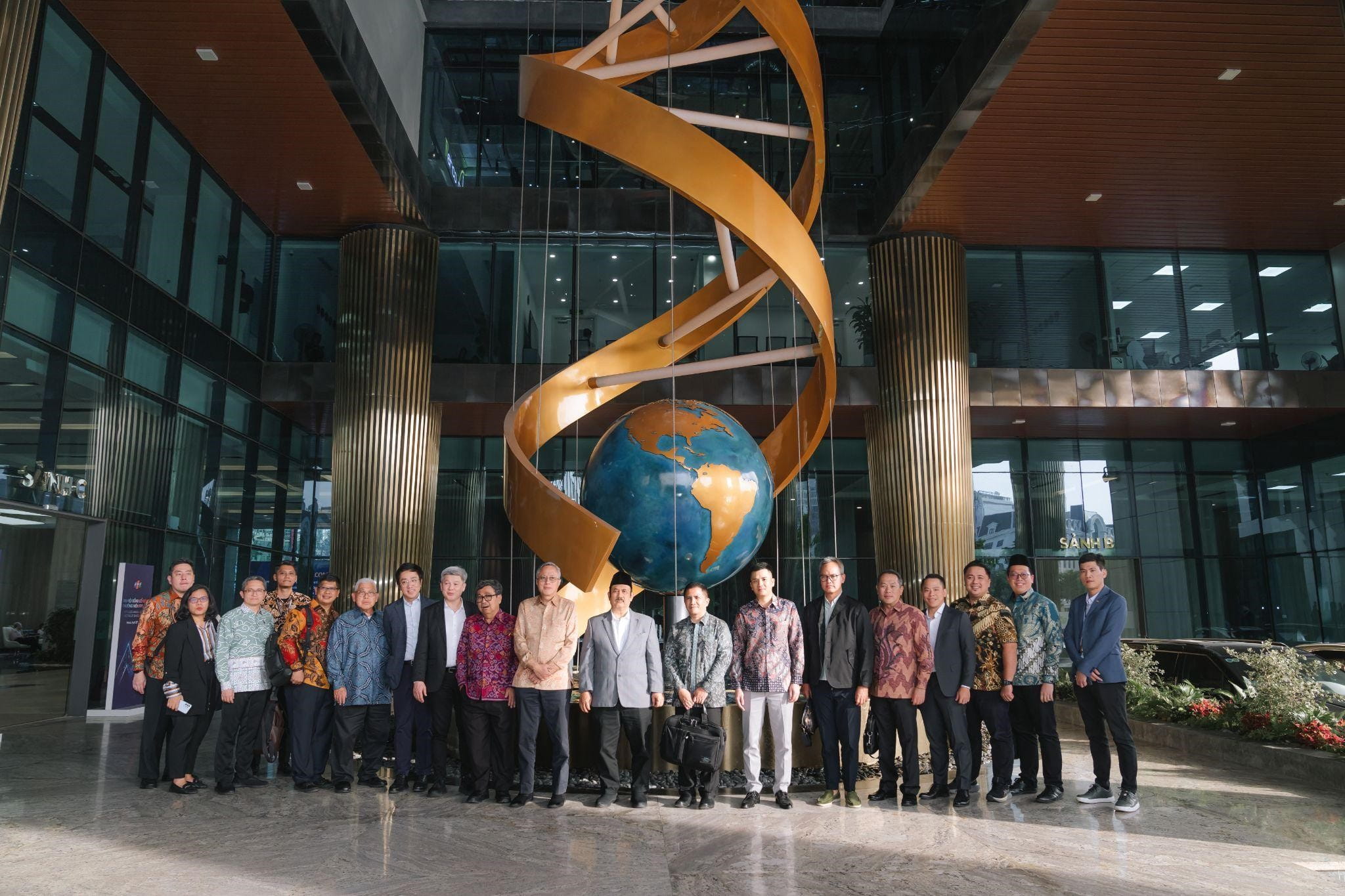 The Indonesian Minister of National Development Planning and the delegation visited FPT.