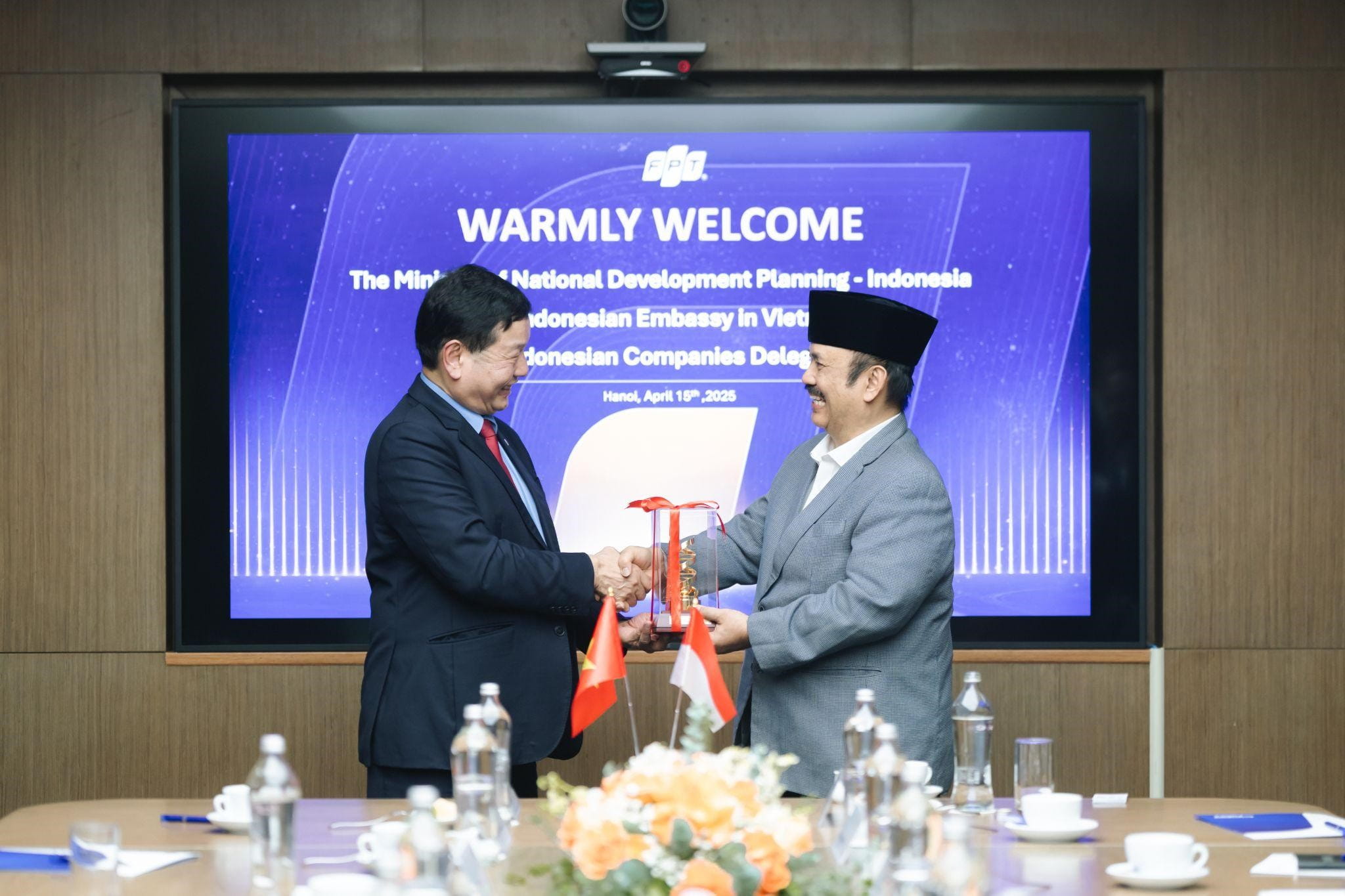 The Indonesian Minister of National Development Planning (right) and the Chairman of FPT Corporation at the meeting.