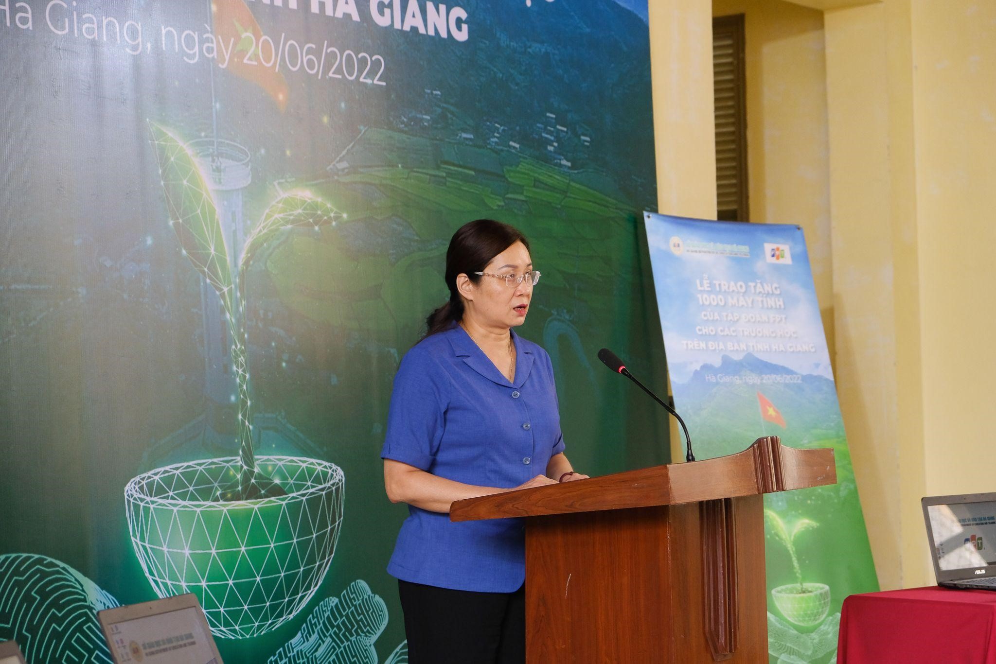 Bà Hà Thị Minh Hạnh đánh giá cao ý nghĩa món quà và hy vọng Tập đoàn sẽ tiếp tục đồng hành hỗ trợ thúc đẩy chuyển đổi số của tỉnh
