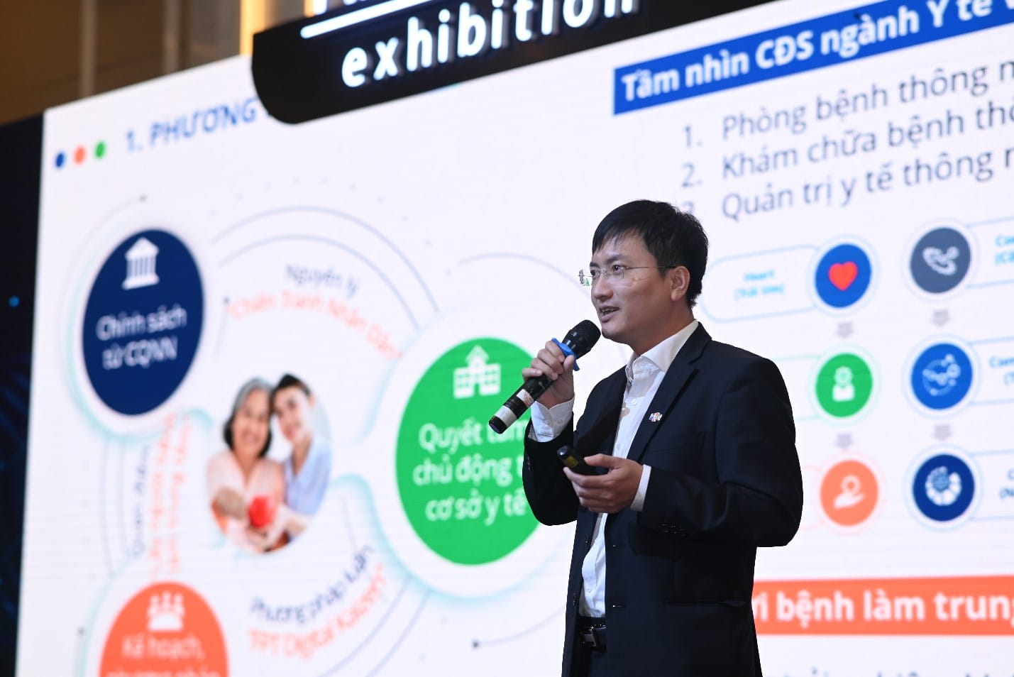 Ong Nguyen Xuan Viet Giam doc cong nghe FPT IS chia se ve chu de Chuyen doi so benh vien lay benh nhan lam trung tam