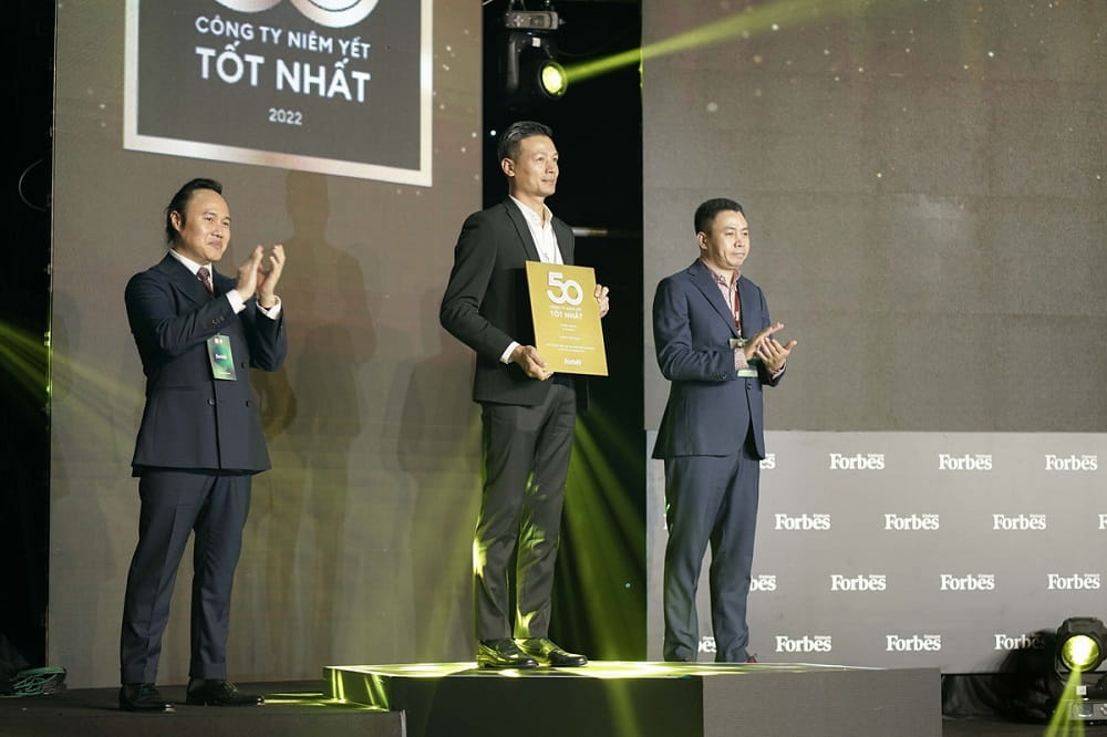 CTO Vũ Anh Tú đại diện FPT nhận vinh danh Top 50 công ty niêm yết tốt nhất Việt Nam. Nguồn: Forbes Việt Nam