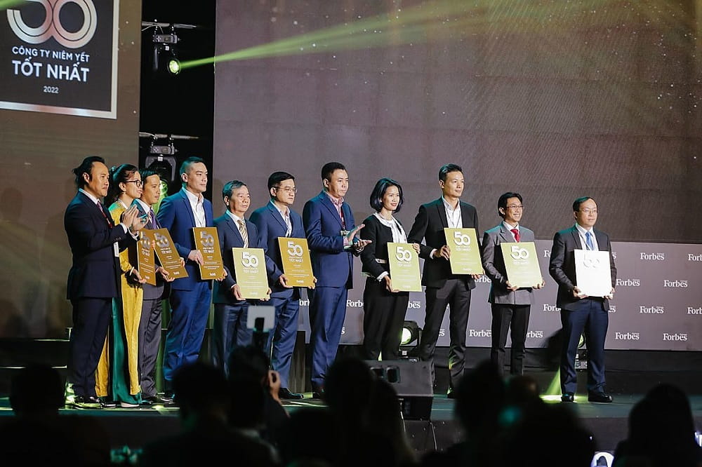 FPT nhận vinh danh cùng 9 công ty liên tục 10 lần lọt Top 50 công ty niêm yết tốt nhất Việt Nam. Nguồn: Forbes Việt Nam