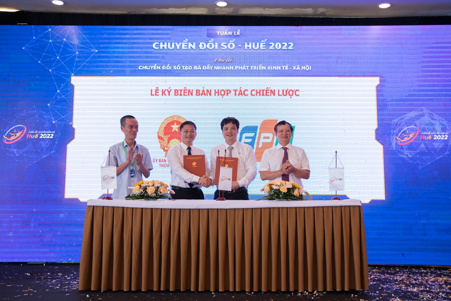Mr. Nguyen Van Khoa, CEO of FPT, signed a memorandum of strategic cooperation with Thua Thien Hue People's Committee