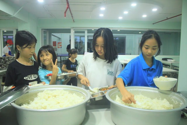 Học sinh Hope School quây quần bên bữa cơm sau giờ lên lớp