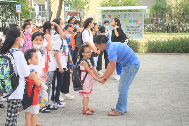 Học sinh Hope School tíu tít kể lại niềm vui đến trường cho thầy cô