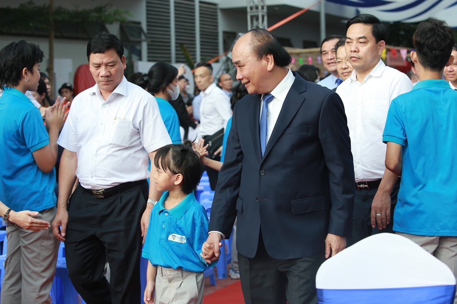 Chủ tịch nước Nguyễn Xuân Phúc dắt tay học sinh Hope School vào vị trí tham dự Ngày hội đến trường