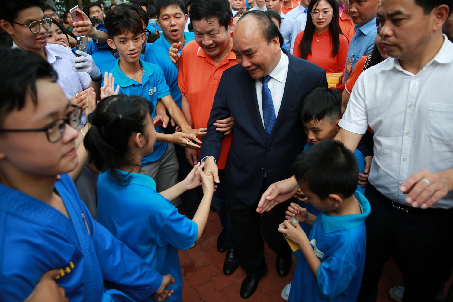 Chủ tịch nước Nguyễn Xuân Phúc gặp gỡ học sinh Hope School trước giờ diễn ra Ngày hội đến trường