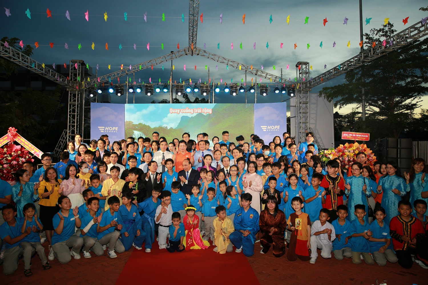 Khách mời và học sinh Hope School chụp ảnh lưu niệm