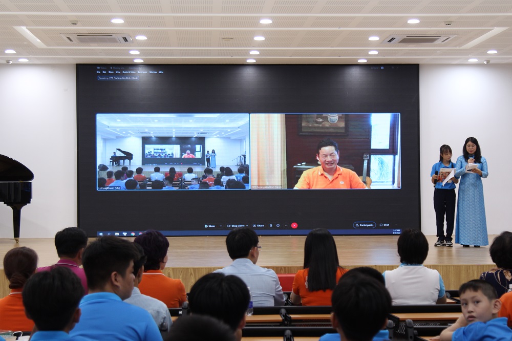 Ông Trương Gia Bình Chủ tịch Tập đoàn FPT chia sẻ thân mật cùng 200 bạn nhỏ mới gia nhập Hope School