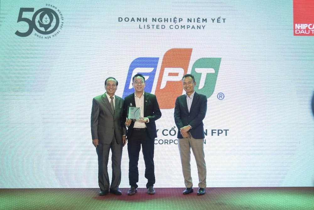 Ông Võ Đặng Phát, CMO FPT đại diện Tập đoàn nhận giải thưởng