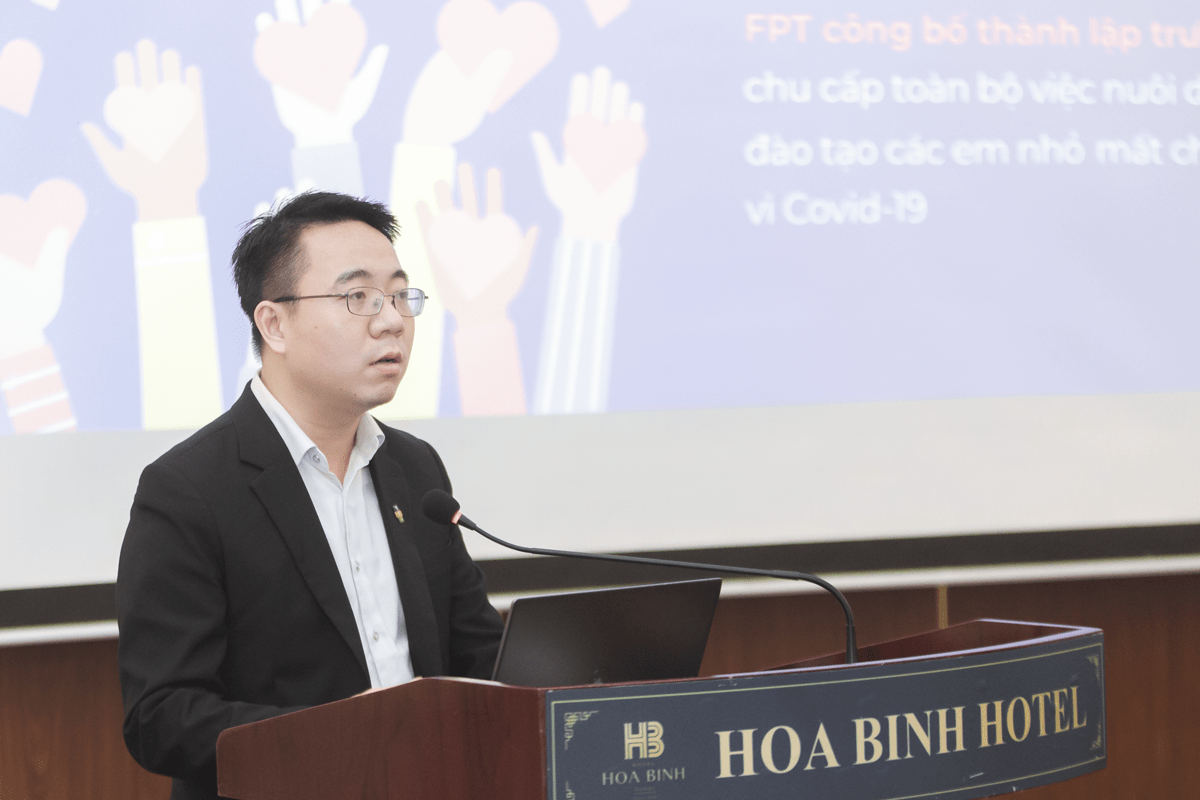 Ông Võ Đặng Phát, Giám đốc Marketing và Truyền thông FPT chia sẻ tại hội thảo  