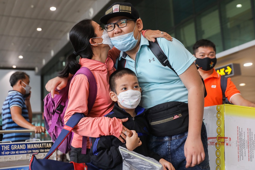 The students' relatives sent them best wishes before leaving for Da Nang