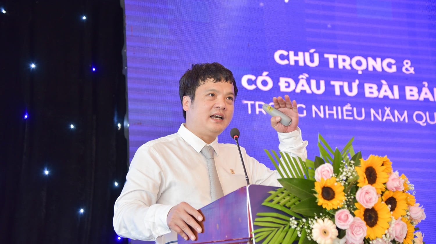 Mr. Nguyen Van Khoa, CEO of FPT, spoke at the signing ceremony