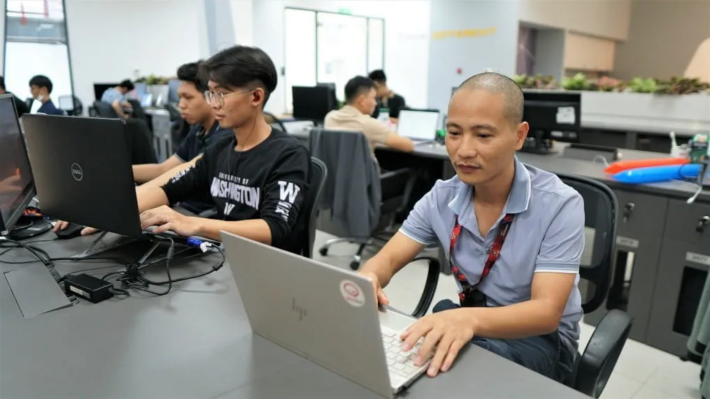Mr. Vu Tu Cuong (far right) with QAI experts