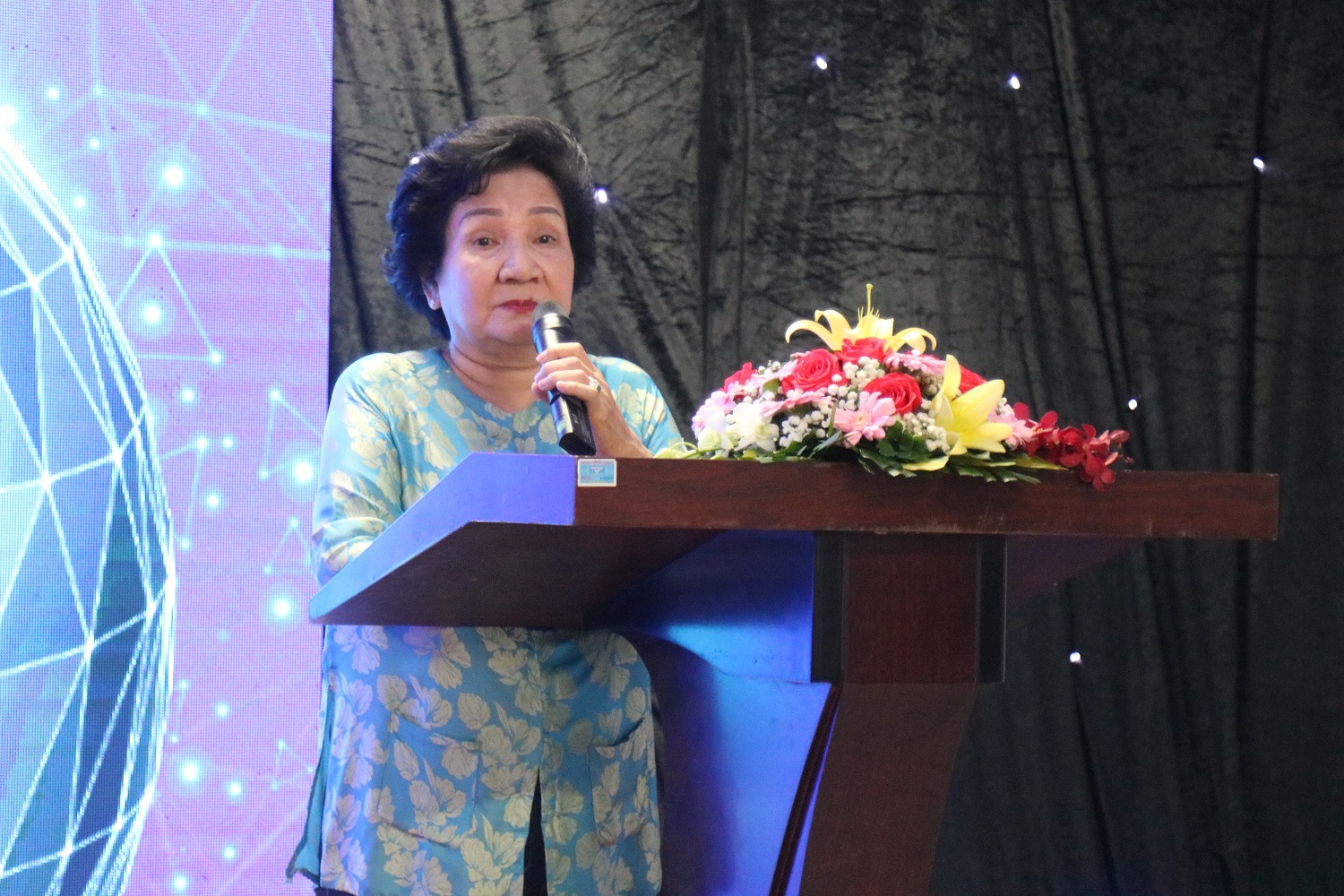Ms. Pham Thi Huan - Chairperson of Ba Huan - spoke at the event