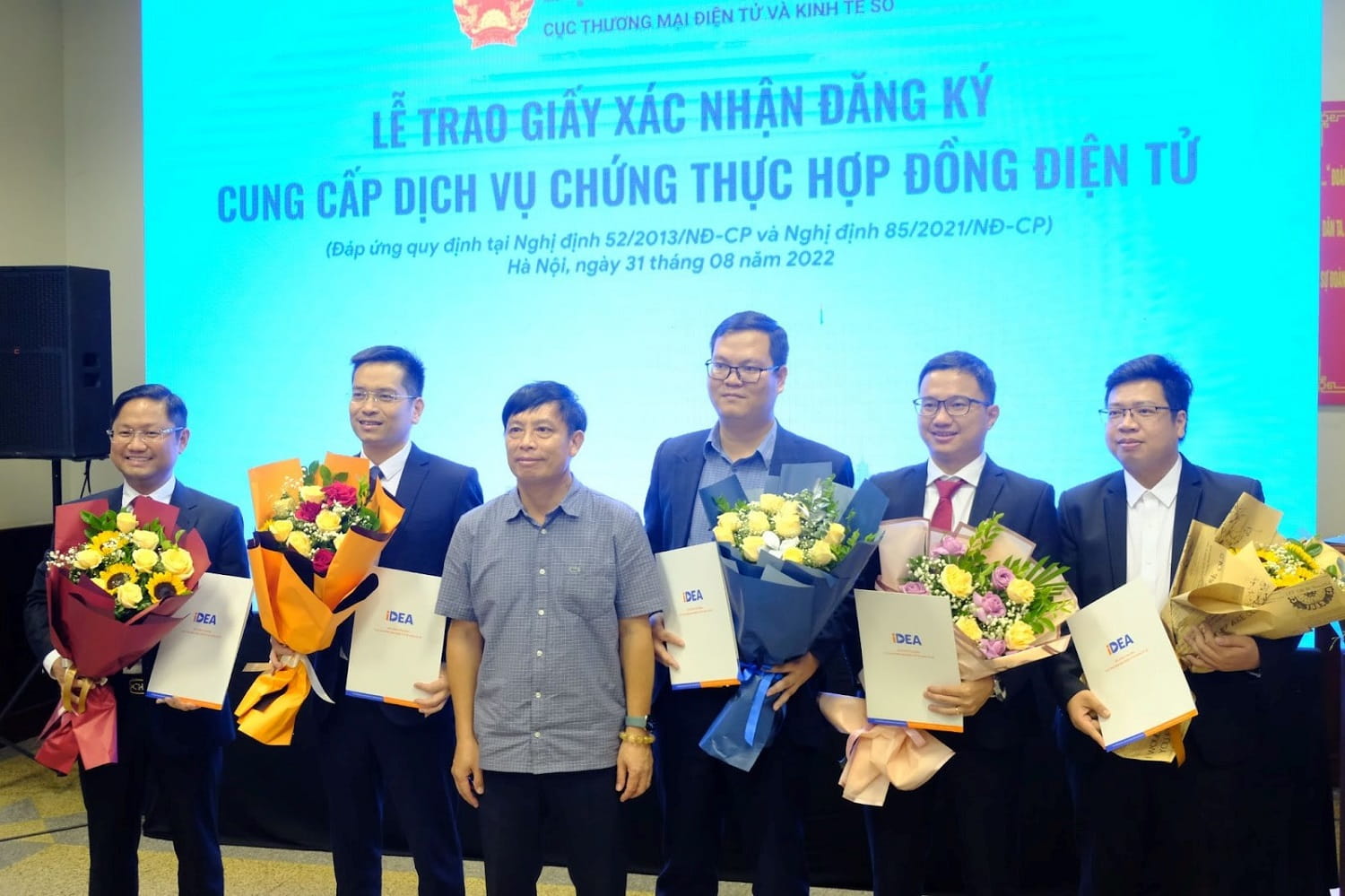 Đại diện Bộ Công Thương trao giấy xác nhận đăng ký cung cấp dịch vụ Hợp đồng điện tử cho 5 tổ chức CeCA