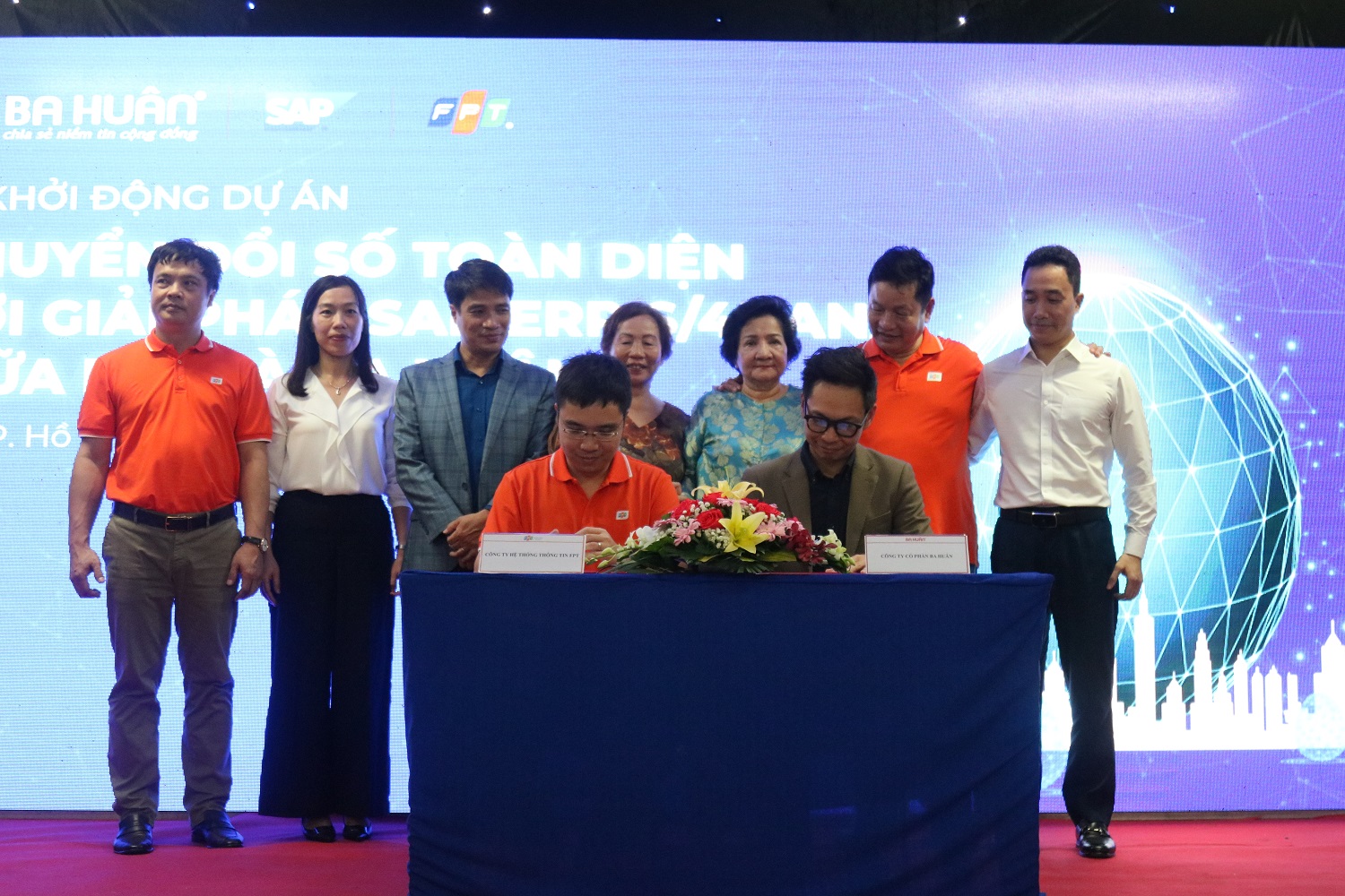 Mr. Nguyen Hoang Minh - CEO of FPT IS - represented FPT in signing the comprehensive digital transformation agreement with Mr. Tran Viet Hung - CEO of Ba Huan JSC.