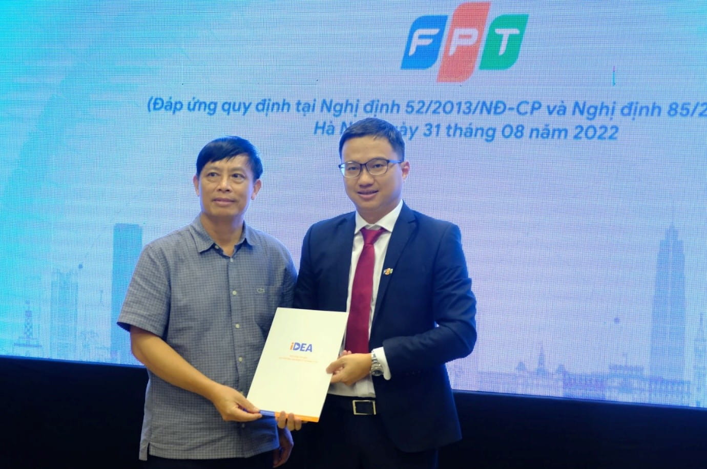 Representative of FPT IS received registration certificate from the MoIT