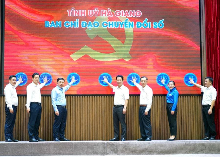 Các lãnh đạo tỉnh Hà Giang thực hiện nghi thức phát động cuộc thi. Ảnh: Ban Tuyên giáo Tỉnh ủy Hà Giang