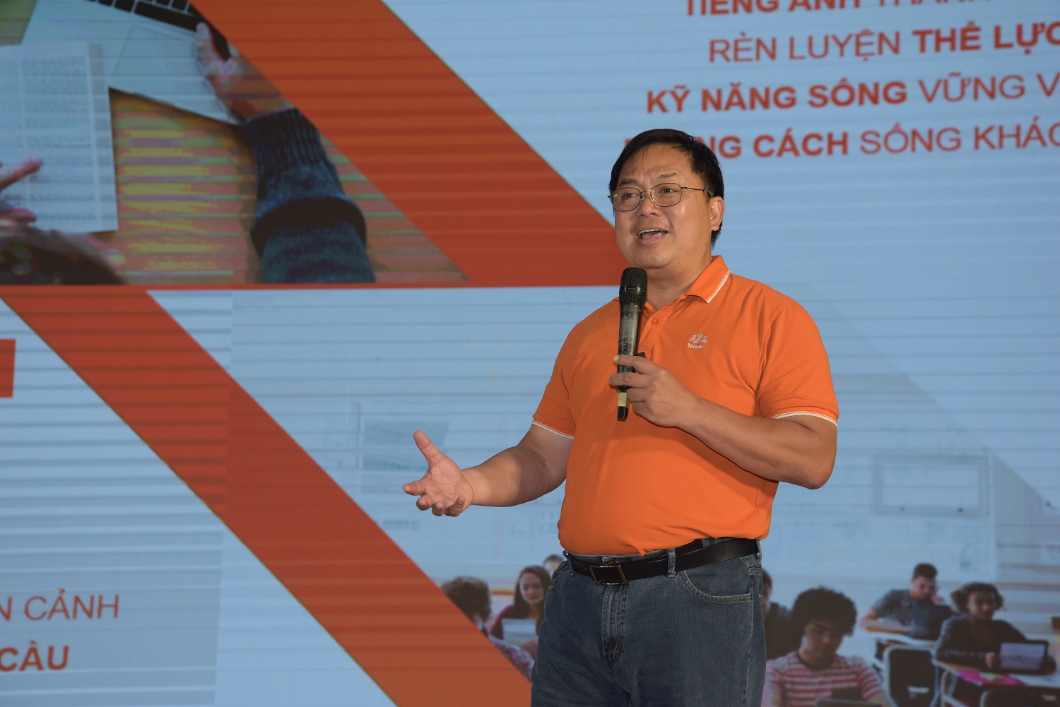 Ông Hoàng Nam Tiến - Chủ tịch FPT Telecom giới thiệu với sinh viên PTIT xu hướng việc làm ngành Công nghệ thông tin
