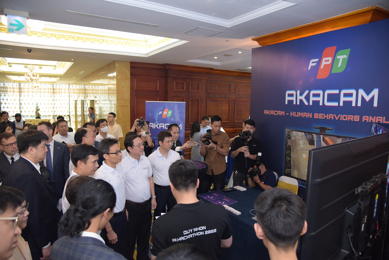 Deputy Prime Minister Vu Duc Dam visited FPT's booth at AI4VN