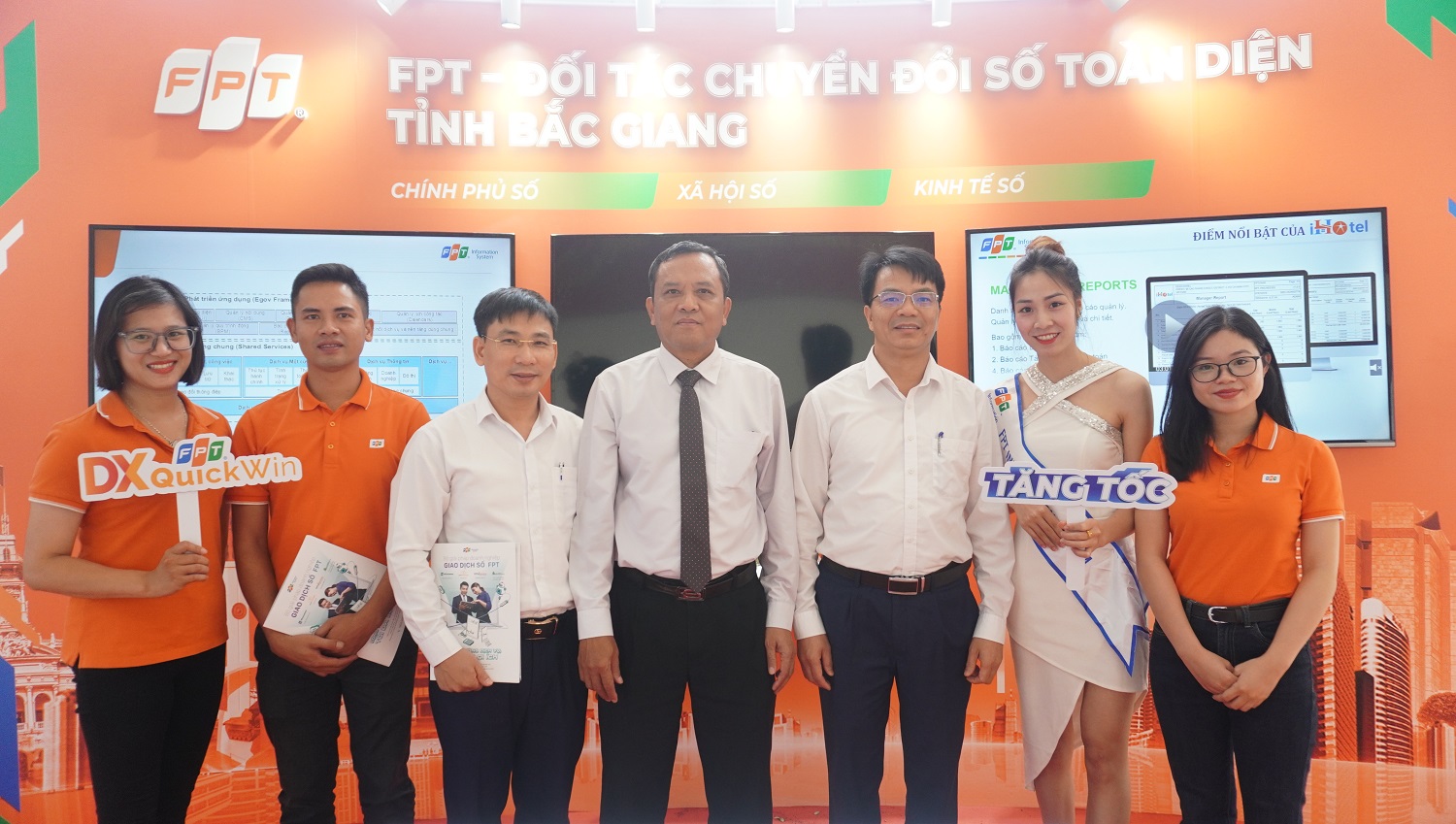 At the event, FPT IS experts introduced digital transformation solutions to delegates and businesses in Bac Giang