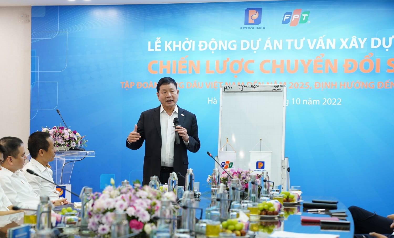 PGS.TS. Trương Gia Bình - Chủ tịch HĐQT Tập đoàn FPT phát biểu truyền lửa cho nhân sự đôi bên trong lễ khởi động dự án tư vấn chuyển đổi số toàn diện