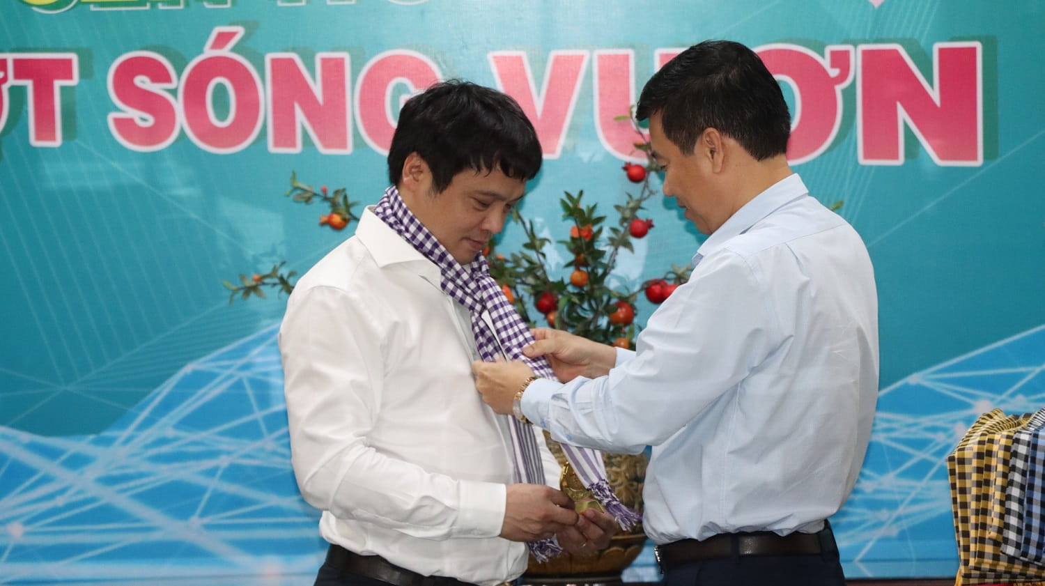 Chủ tịch UBND tỉnh Đồng Tháp, Phạm Thiện Nghĩa trao quà lưu niệm cho Tổng Giám đốc FPT, Nguyễn Văn Khoa