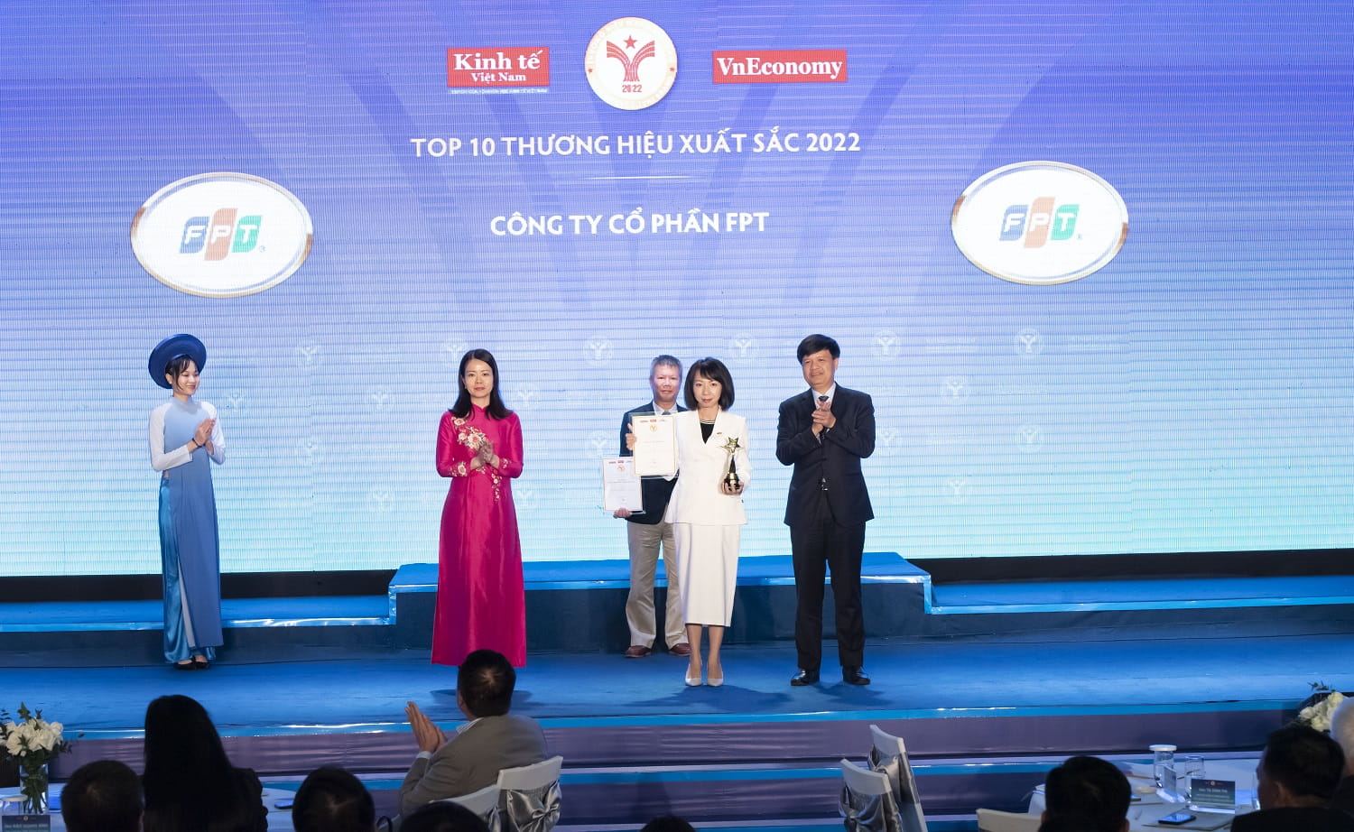 Ms. Mai Thi Lan Anh, Deputy Director of Marketing and Communications, represented FPT in receiving the Top 10 Excellent Brands Award