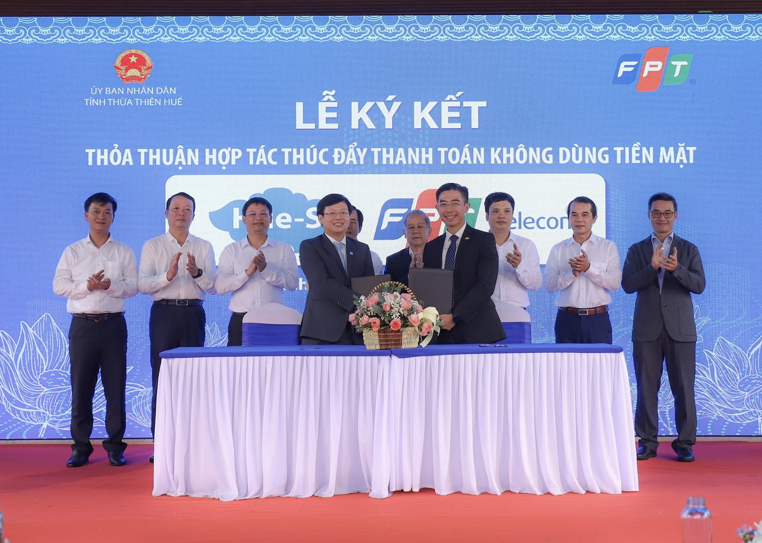 Mr. Bui Hoang Minh - Director of Thua Thien Hue Smart City Monitoring and Controlling Center - and Mr. Hoang Viet Anh - CEO of FPT Telecom - signed the cooperation agreement