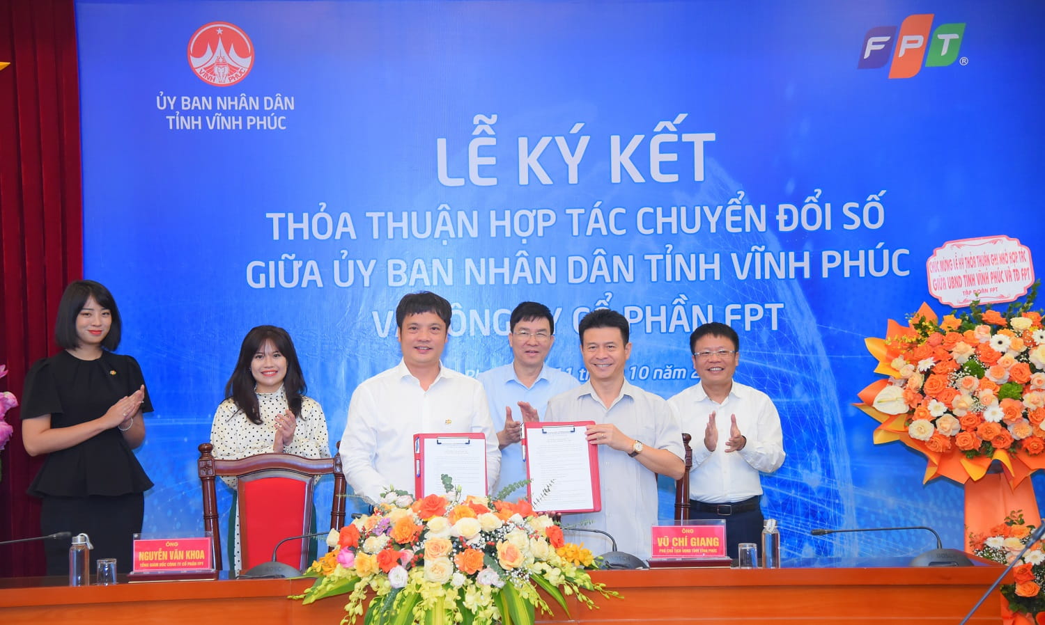 Mr. Vu Chi Giang - Provincial Commissioner, Vice Chairman of Vinh Phuc People's Committee (right), and Mr. Nguyen Van Khoa - CEO of FPT (left), in the Signing Ceremony