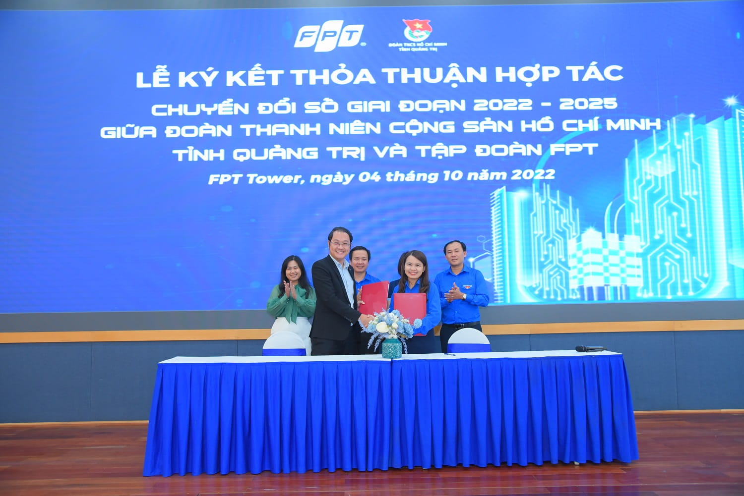 Mr. Chu Quang Huy, CHRO of FPT, and Ms. Tran Thi Thu, Secretary of Quang Tri's Ho Chi Minh Communist Youth Union, inked the cooperation agreement