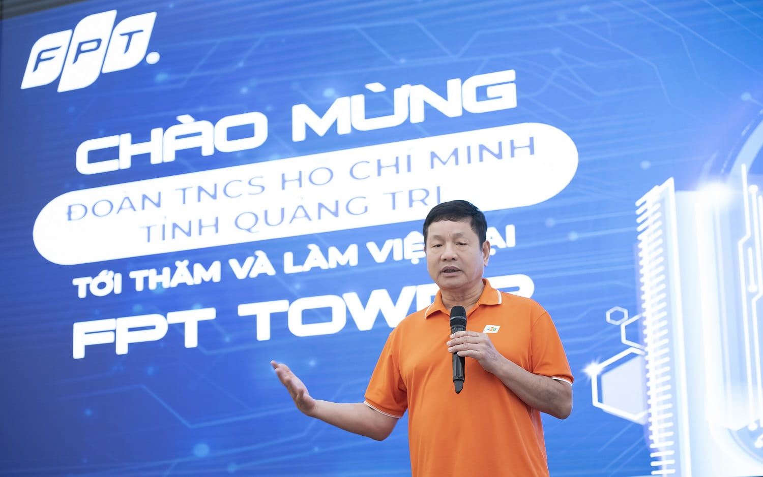 Mr. Truong Gia Binh, FPT's Chairman, spoke at the signing ceremony