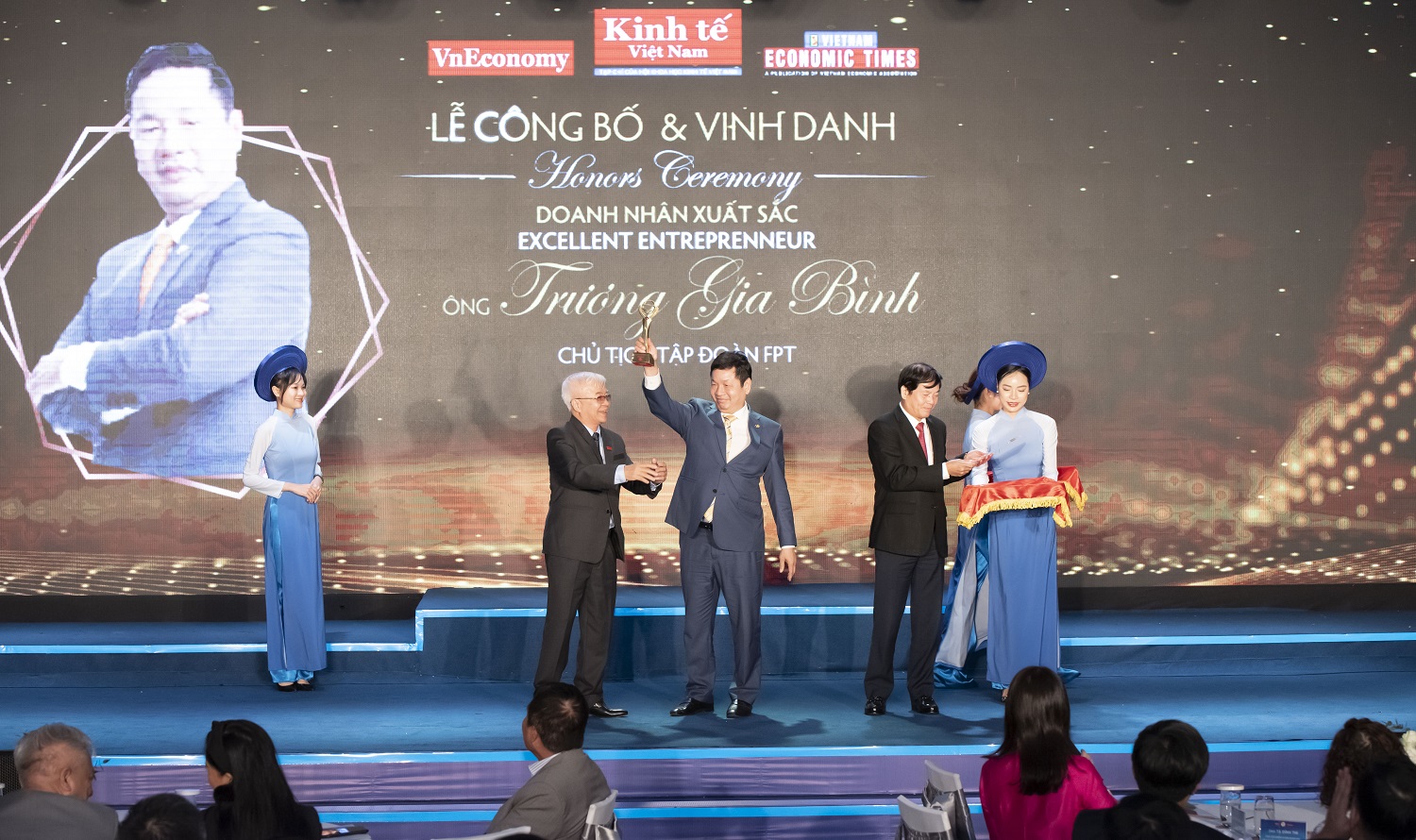 Mr. Truong Gia Binh, Chairman of FPT, received the "Best Entrepreneurs" Award.