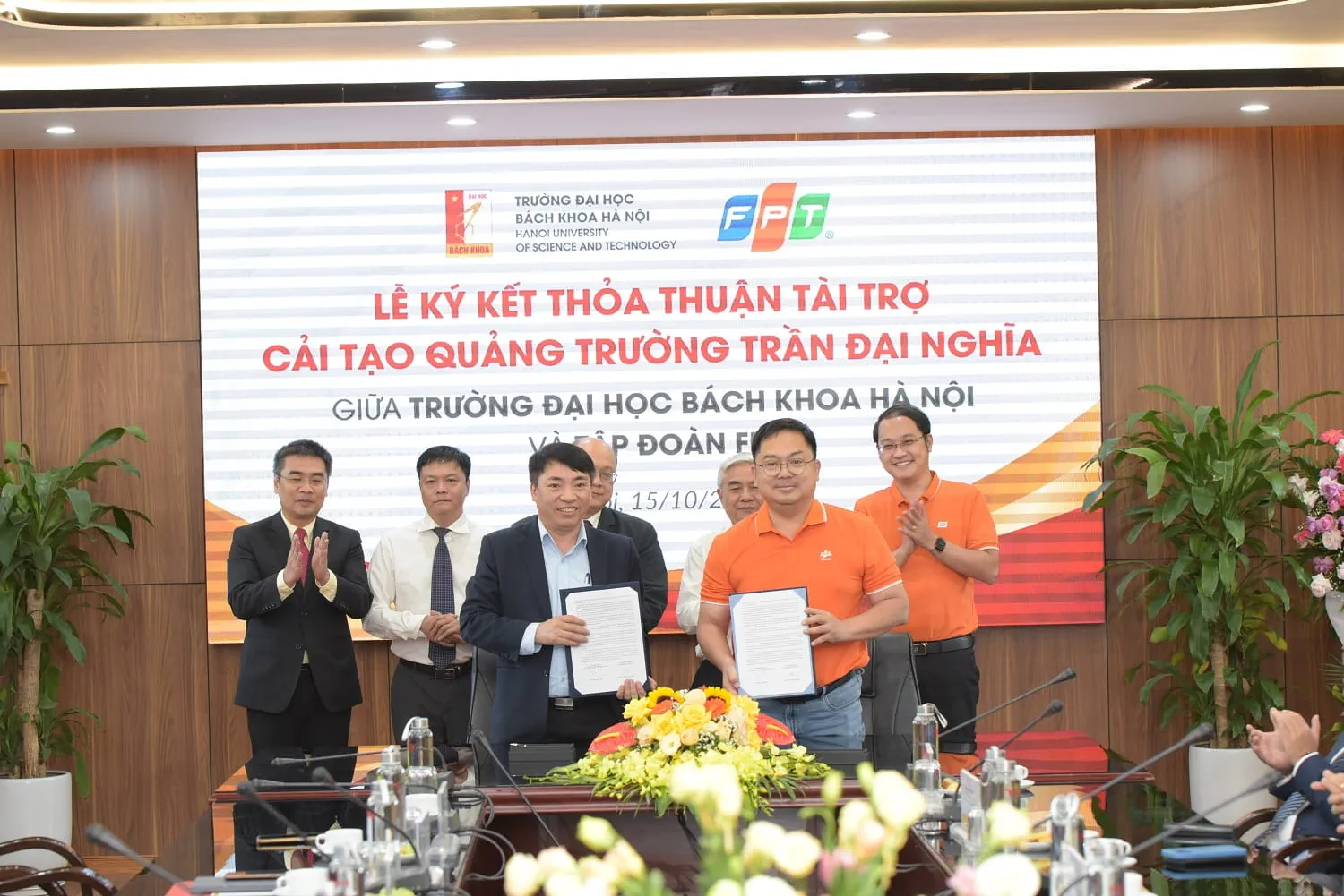 Mr. Hoang Nam Tien - Chairman of FPT Telecom, Head of HUSTA-FPT (on the right) - signed the sponsorship agreement with Assoc. Prof. Tran Ngoc Khiem - Vice President of HUST