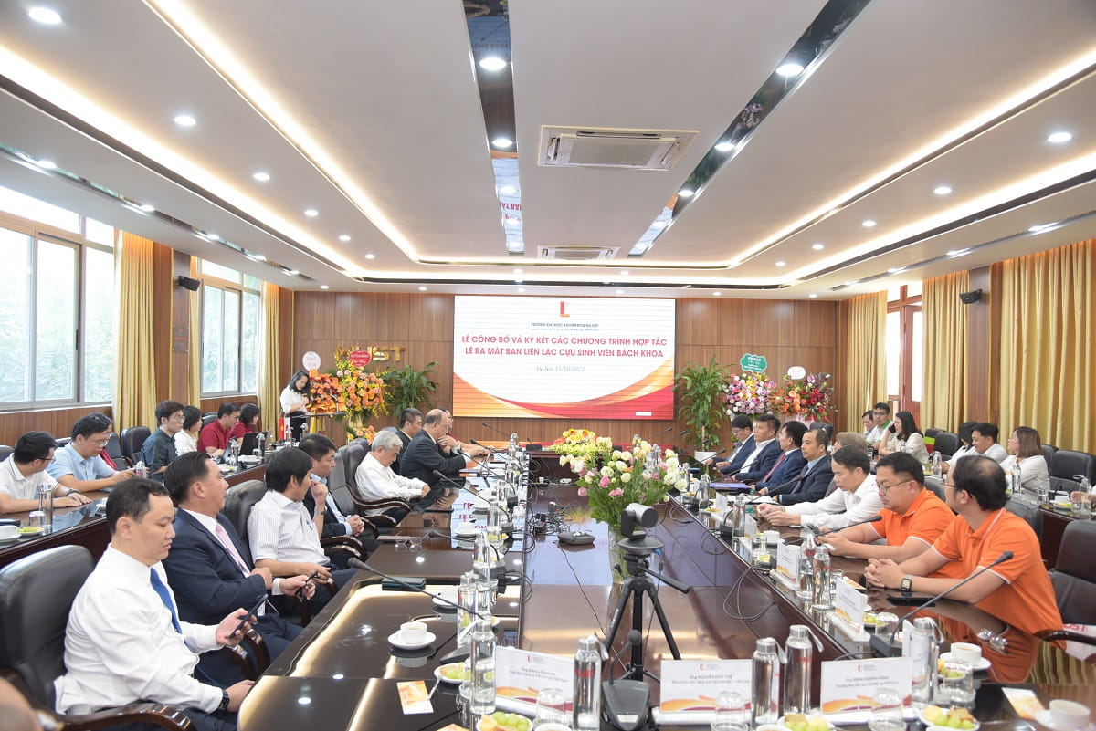 A panoramic view of the sponsorship signing event between FPT and HUST