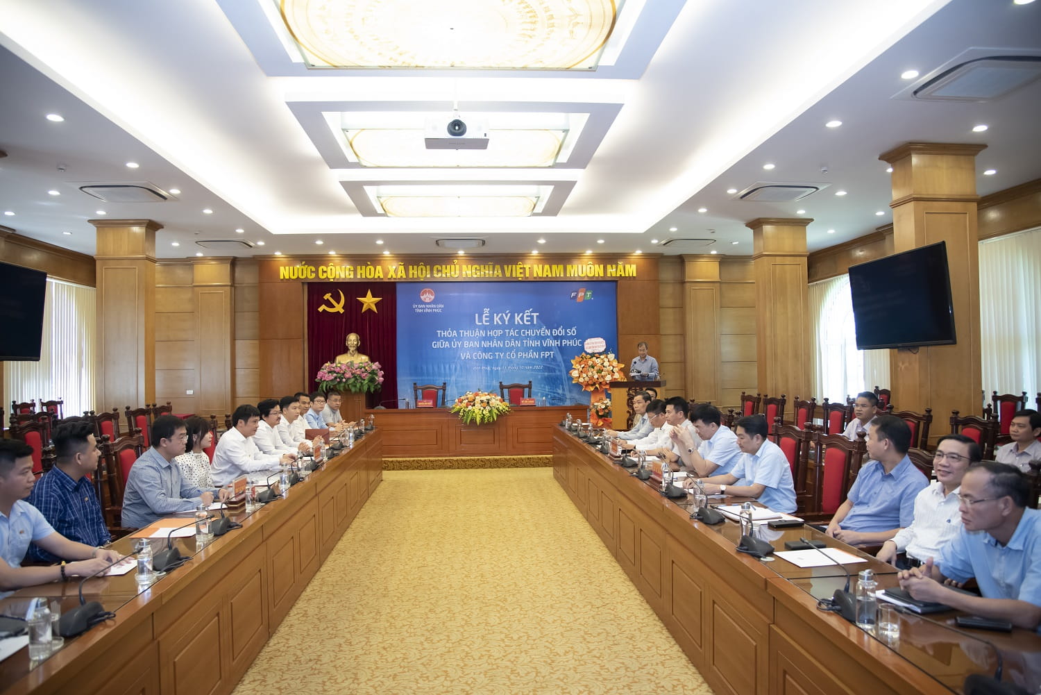 FPT's CEO Nguyen Van Khoa pledged that FPT would accompany Vinh Phuc in the DX journey.