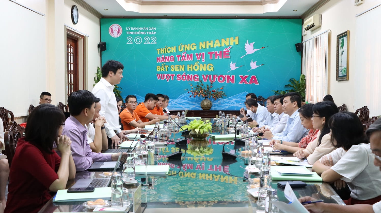 Mr. Nguyen Van Khoa, CEO of FPT, spoke at the meeting