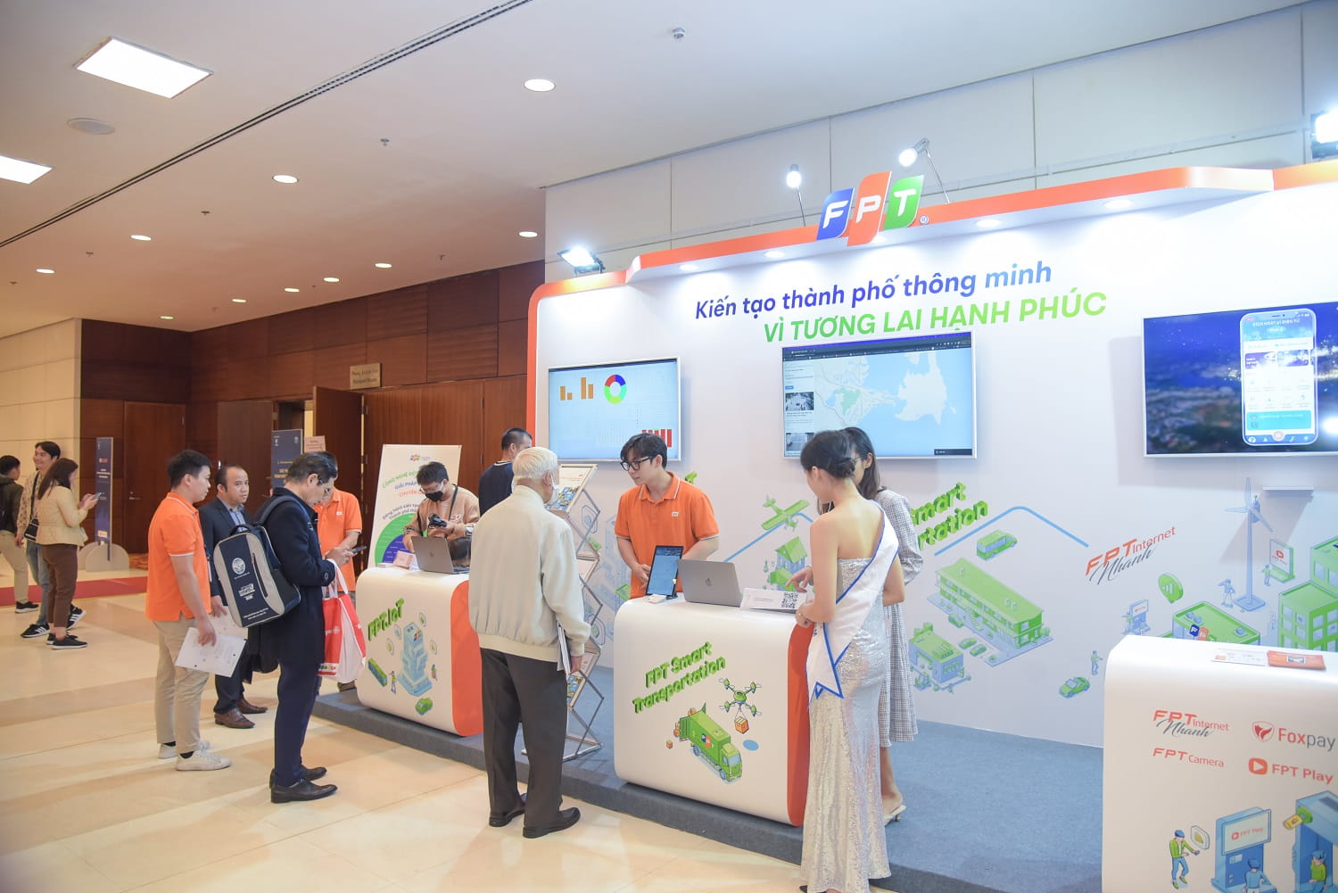 Made-by-FPT exhibition booths at the event.