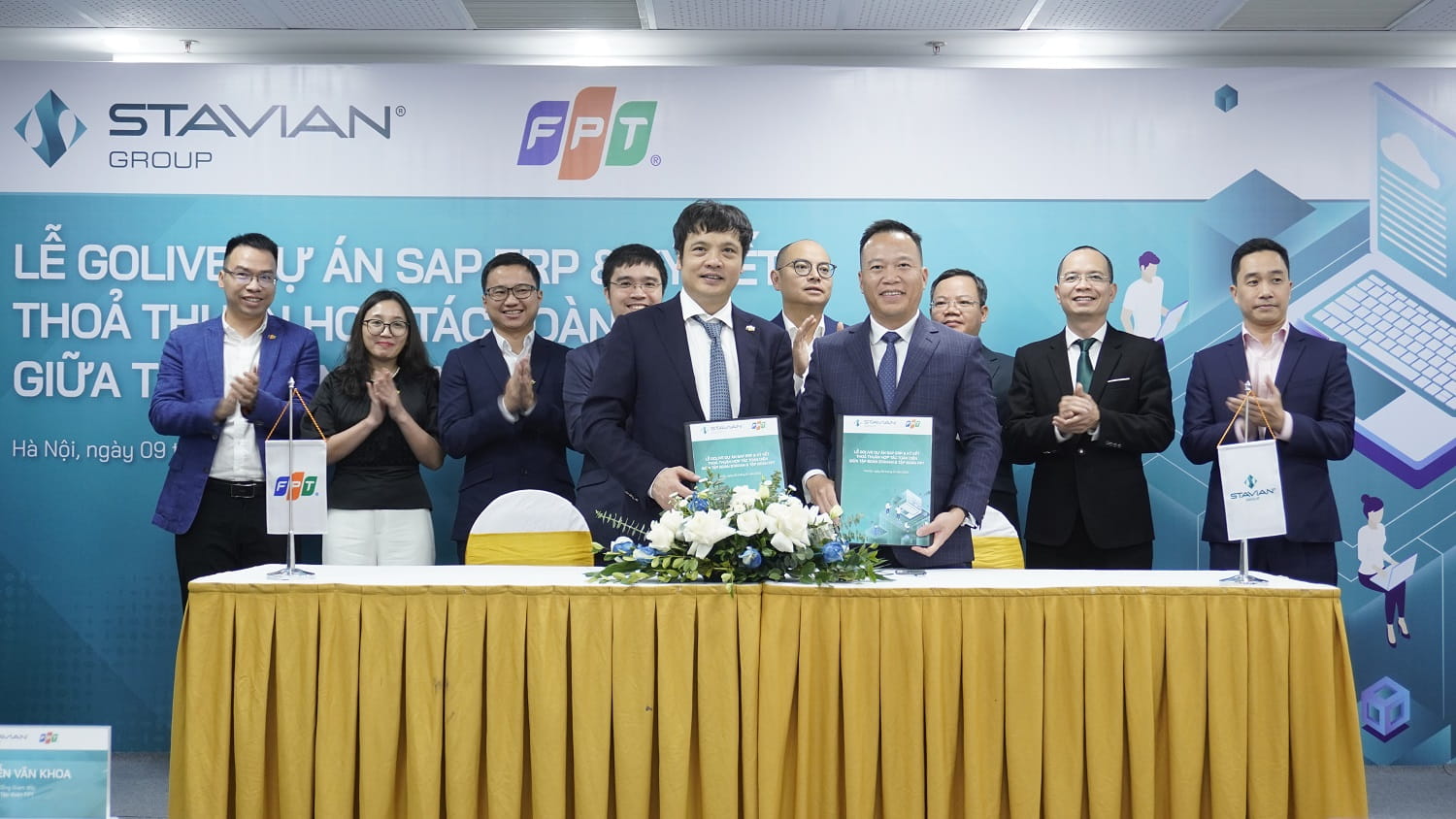 Mr. Dinh Duc Thang - Chairman of Stavian Group - and Mr. Nguyen Van Khoa - CEO of FPT Corporation - signed the cooperation agreement.
